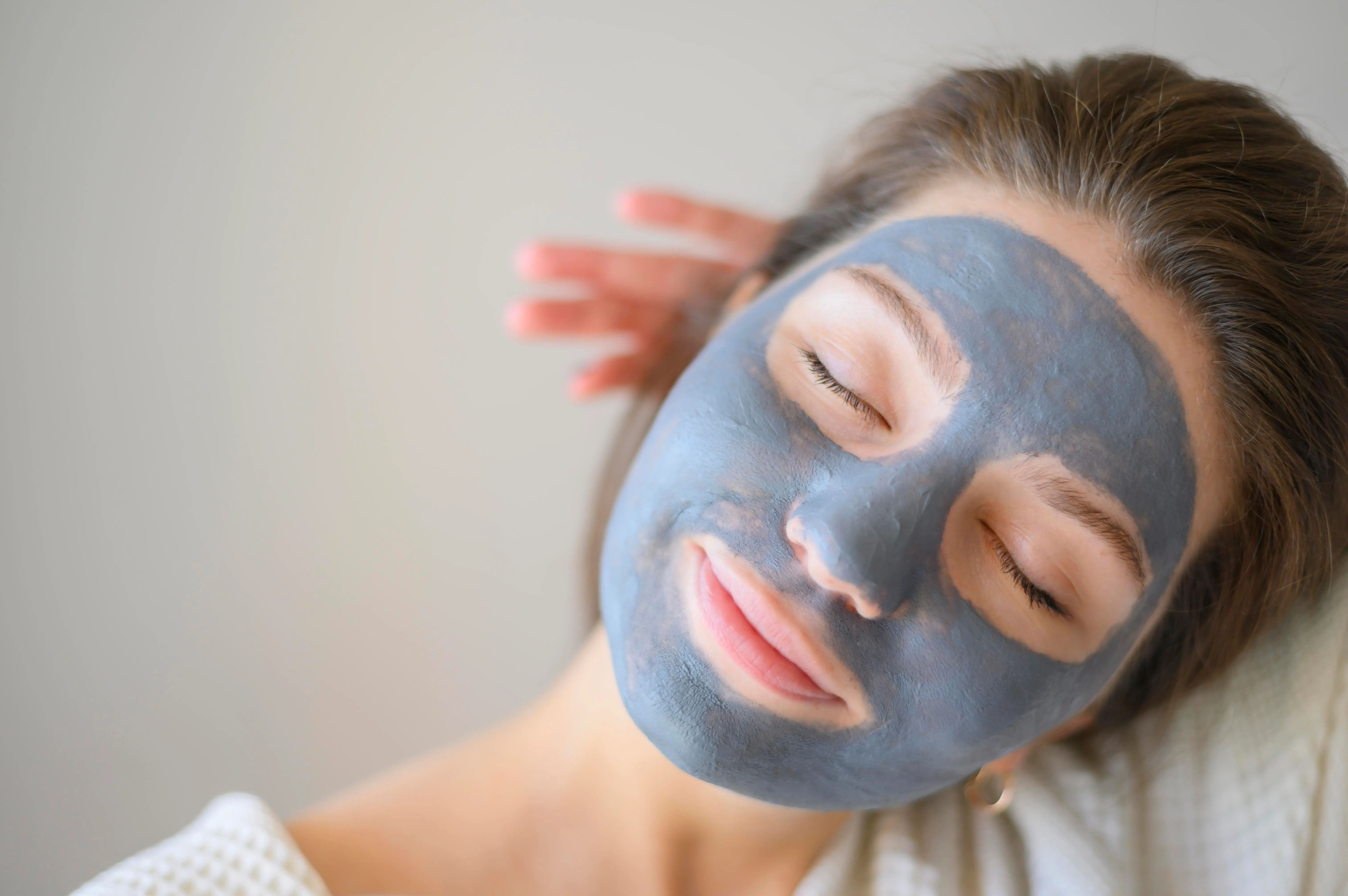 کربن تراپی چیست؟ بررسی کامل فواید، کاربردها، مراحل انجام و عوارض کربن تراپی صورت