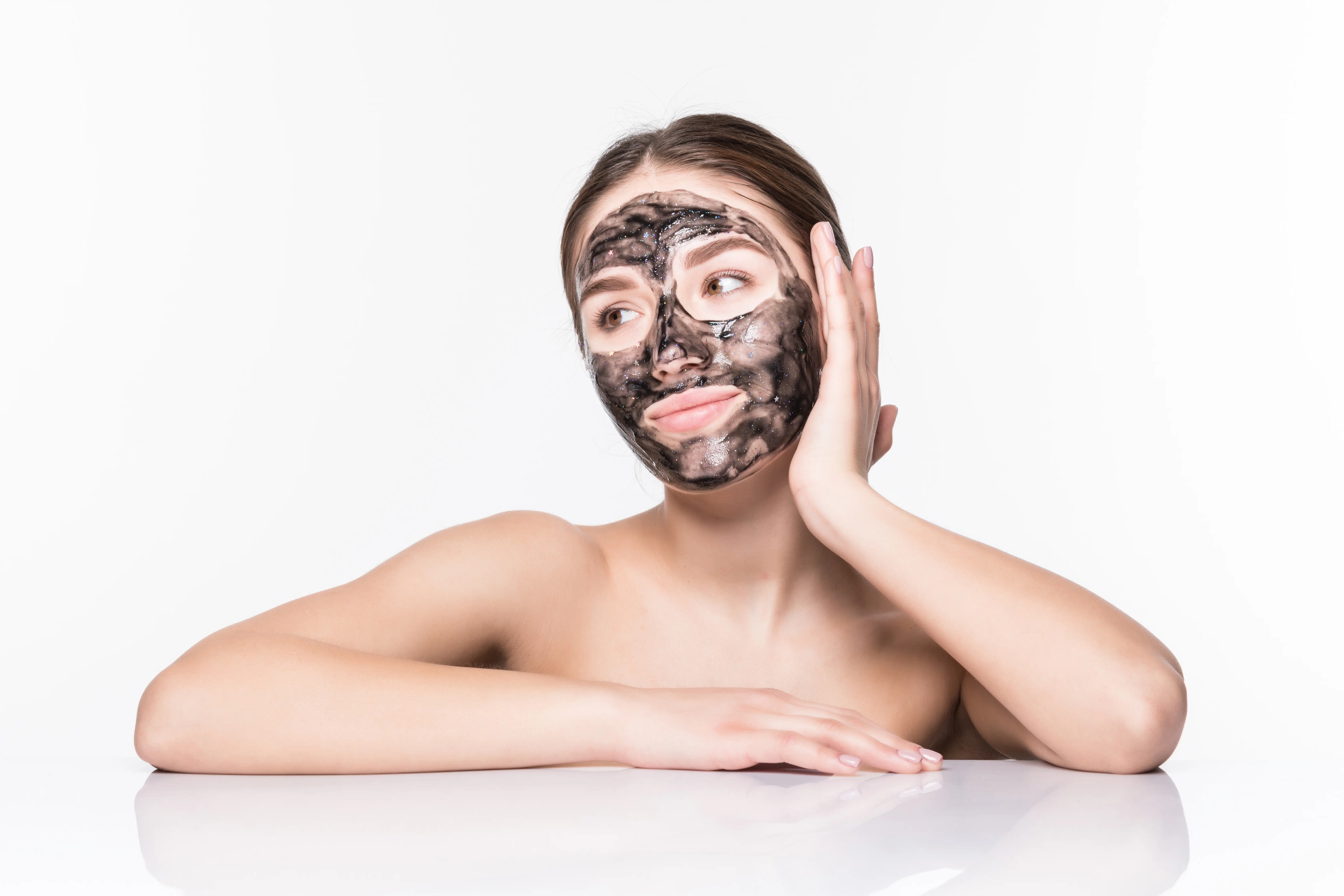 کربن تراپی چیست؟ بررسی کامل فواید، کاربردها، مراحل انجام و عوارض کربن تراپی صورت